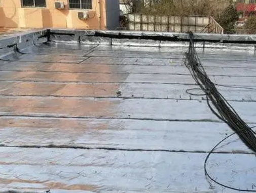 广州卫生间漏水维修公司分享下广州屋面楼顶防水刚性防水层施工要点。